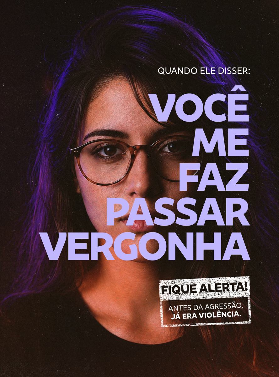 Mulher olhando para a câmera com a frase: Você me faz passar vergonha.
